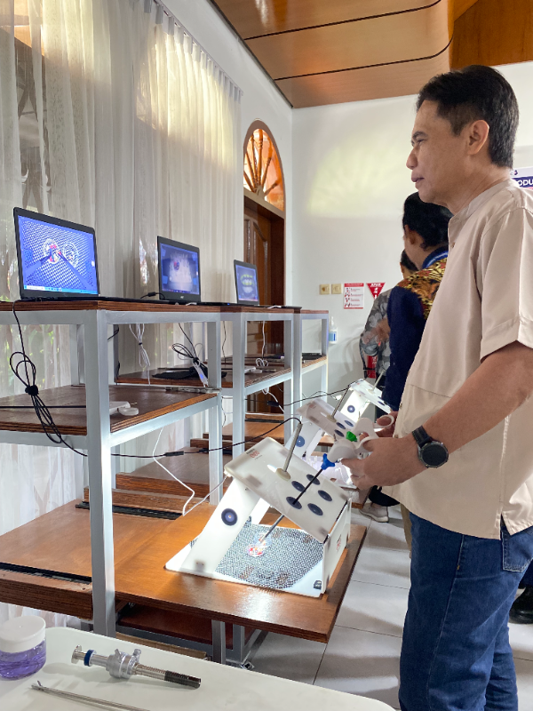 Workshop Laparoscopic Suturing for Beginner, Tingkatkan Presisi dan Kepercayaan Diri dalam Bedah Minimal Invasif